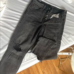 black distressed levi’s
